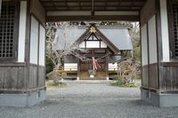 須岐神社（大衡村）の随身門から見た歴史ある境内の様子