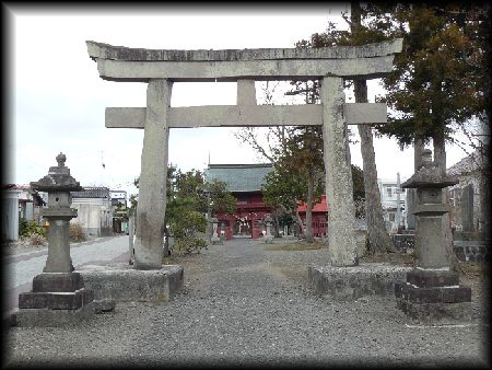 吉岡八幡神社大鳥居と歴史が感じられる石燈篭