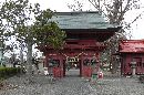 伊達慶邦と縁がある吉岡八幡神社随身門と隣接する朱色の境内社
