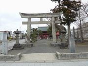 吉岡八幡神社（大和町）境内正面に設けられた大鳥居と石燈篭