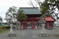 吉岡八幡神社（大和町）石燈篭越に見える歴史が感じられる随身門（楼門）と石造狛犬