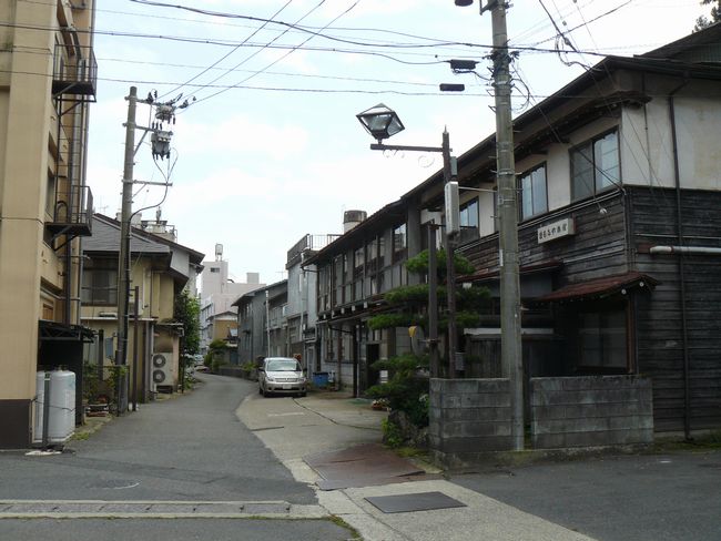 ���q����