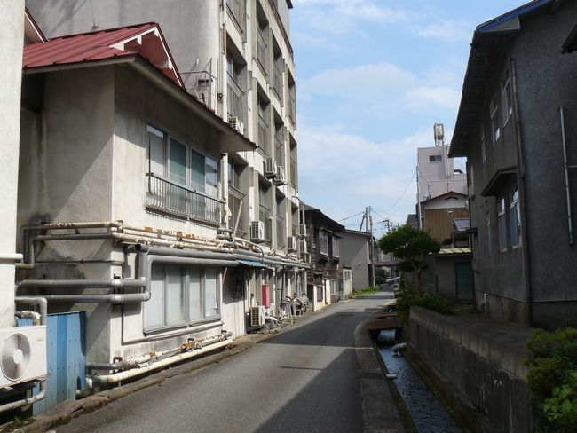 ���q����