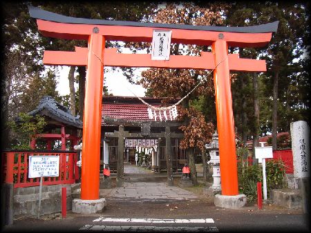 祇園八坂神社境内正面に設けられた朱色の大鳥居と石造社号標