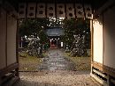 祇園八坂神社神門から見た境内
