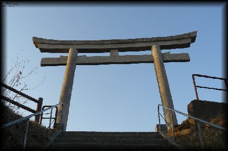 鹿島御児神社参道石段から見上げた石鳥居