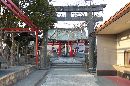 鹿島御児神社鳥居越に見える手水舎と拝殿