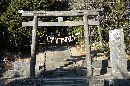 零羊崎神社参道石段沿いにある石鳥居と石造社号標