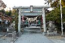 鳥屋神社石鳥居とその前に置かれた石造狛犬