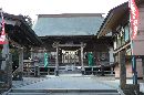 伊達慶邦と縁がある鳥屋神社拝殿正面とその前に置かれた手水舎と授与所