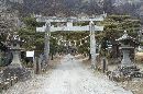 伊達綱村と縁がある横山不動尊境内正面に設けられた神仏習合時代の名残である鳥居
