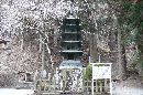 伊達綱村と縁がある横山不動尊境内に建立されている渋みを感じる青銅五重塔