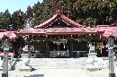 金蛇水神社拝殿と正面に安置されている聖域を守護する石造狛犬