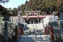 金蛇水神社神橋から見る石垣と玉垣：写真