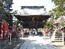 竹駒神社石畳みから見た重厚な印象を受ける随神門
