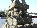 伊達吉村と縁がある竹駒神社石燈篭を支える力士像