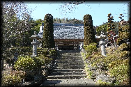 東安寺参道石畳みから見上げる植栽山門