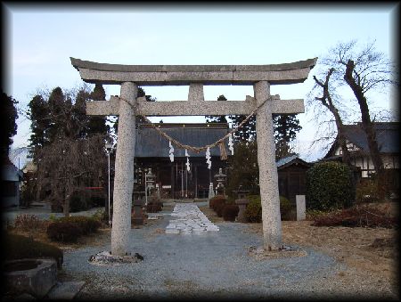 諏訪神社参道に設けられた石鳥居と手水鉢