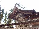 諏訪神社透塀越に見える本殿左側面
