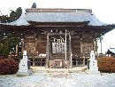 諏訪神社拝殿正面と左右に安置された石造狛犬
