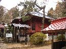 斗蔵寺境内に設けられた手水舎越に見える観音堂