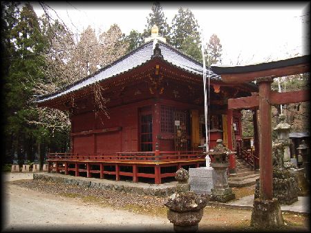 斗蔵寺境内の鳥居越に見える観音堂