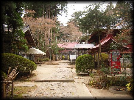 斗蔵神社の聖域に続く参道の石畳