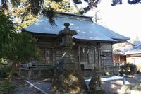 熊野那智神社（名取市）拝殿とその前に置かれた石造狛犬と石燈篭