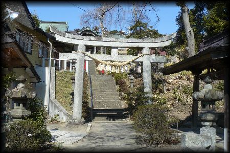館腰神社境内正面に設けられた鳥居と石燈篭