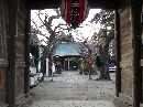 伊達吉村と縁がある愛宕神社随身門から見た境内