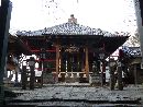 大満寺虚空蔵堂正面に設けられた石造狛犬
