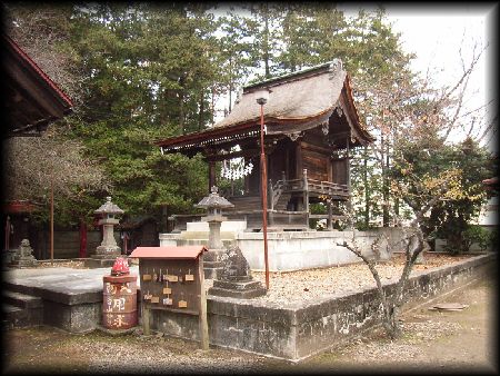 白山神社本殿とその前に置かれた石燈篭