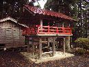 坪沼八幡神社境内に設けられている鐘楼と吊り下げられている梵鐘