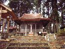 坪沼八幡神社拝殿とその前に設置された手水舎