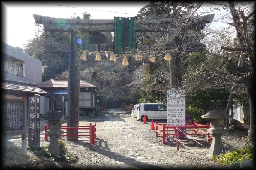 亀岡八幡宮境内正面に設けられた大鳥居と石燈篭