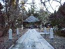 西光寺参道石畳みから見た本堂と燈篭