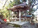 伊達綱村と縁がある諏訪神社境内に設けられた鐘楼と梵鐘