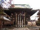 伊達綱村と縁がある榴岡天満宮拝殿と前に置かれた石燈篭と奉納された絵馬