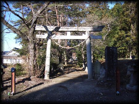 宇那禰神社境内正面に設けられた大鳥居と石造社号標と石碑