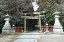塩釜神社石畳み沿いにある石鳥居と石燈篭