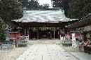 志波彦神社拝殿正面とその前の銅製燈篭と石造狛犬