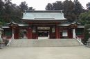 志波彦神社神門と石燈篭