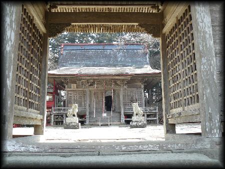 登米神社随身門から見た境内の様子