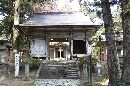 上沼八幡神社参道石畳みから見た随身門
