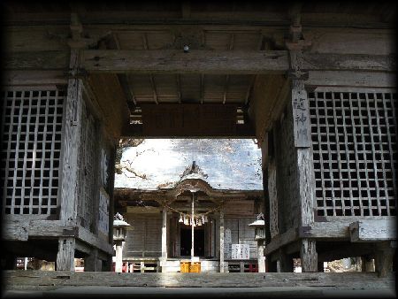 上沼八幡神社随身門から見た境内の様子