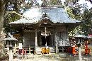 上沼八幡神社拝殿正面と木製燈篭