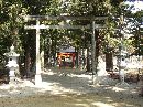 上沼八幡神社参道に設けられた白木の鳥居と石造燈篭