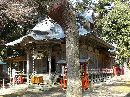 上沼八幡神社拝殿を右斜め正面から撮影した画像