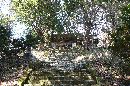 華足寺参道石段から見上げた観音堂と石燈篭