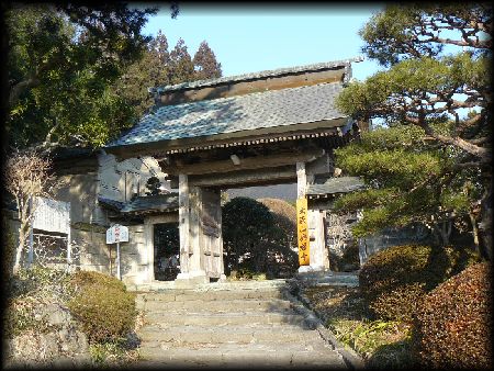 興福寺参道石段から見上げた寺門